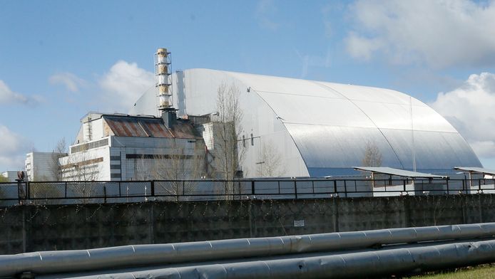 Een schild is over de geëxplodeerde reactor in Tsjernobyl gebouwd.
