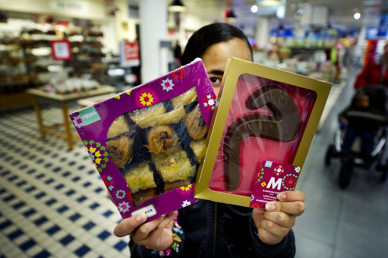 Baklava en een Arabische chocoladeletter bij de Hema op het Beursplein in Rotterdam Beeld anp