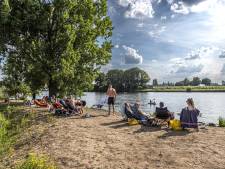 Spontane ‘stadsstrandjes’ Zwolle als alternatief voor drukke recreatieplassen: ‘Ik hoop dat ze deze plek ongemoeid laten’