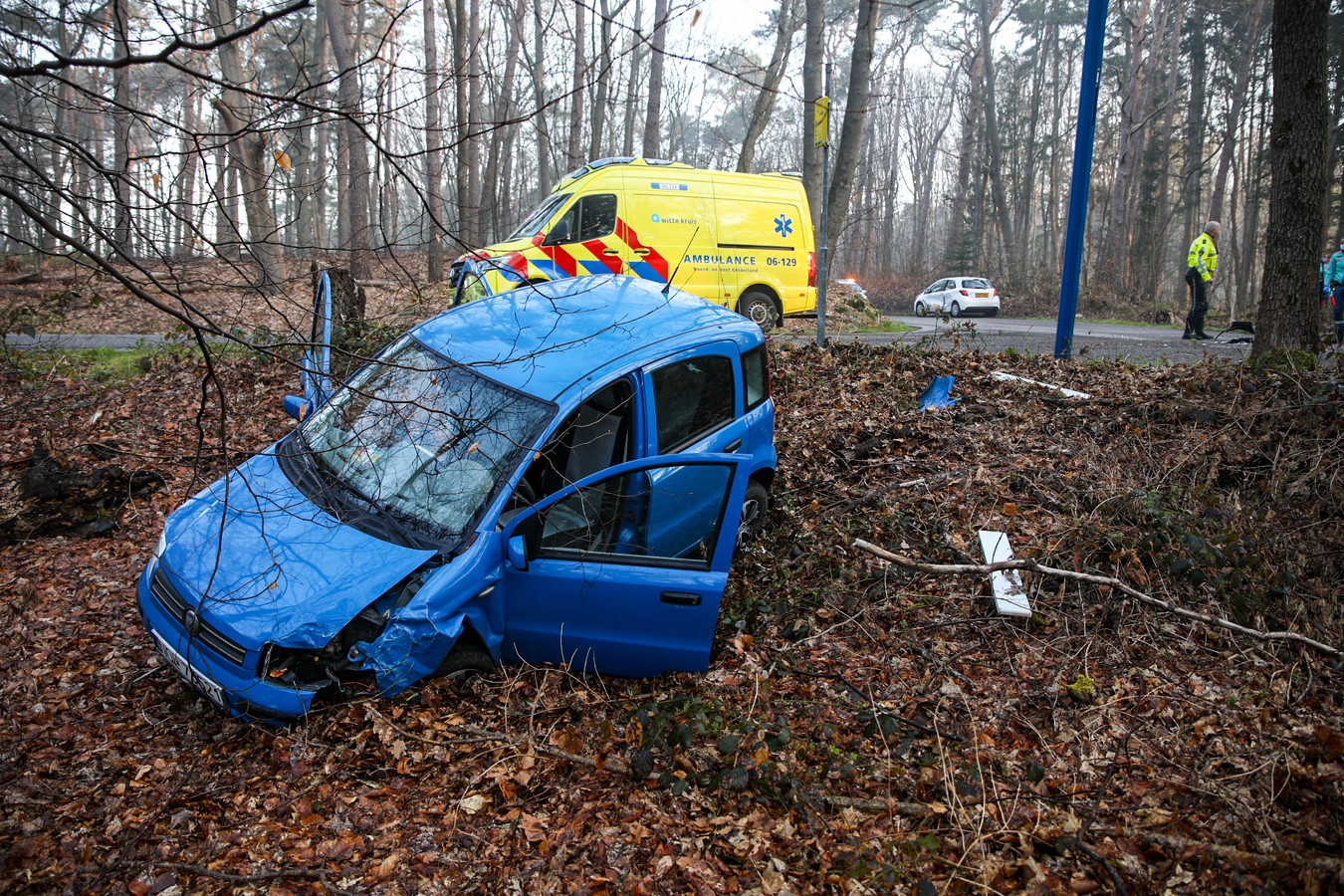Auto Wordt Gelanceerd Bij Aanrijding In Beekbergen En Komt Terecht In 