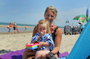 Jeanine Jansen met haar dochter Lia: ,,Het strand is duidelijk véél schoner geworden."