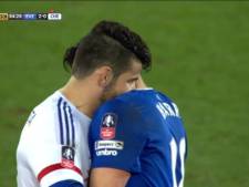Diego Costa dérape et tente une morsure à la Luis Suarez