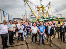 Vijf vissers die meeste afval uit Noordzee haalden, krijgen foodbox van North Sea Chefs als dank