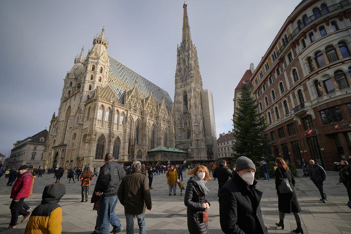 Mensen op straat gisteren aan de Stephansdom in Wenen.