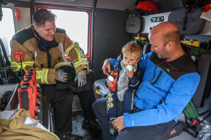 De kleine Kamíl Snoek nam een kijkje in een brandweerwagen, en was er beduusd van.