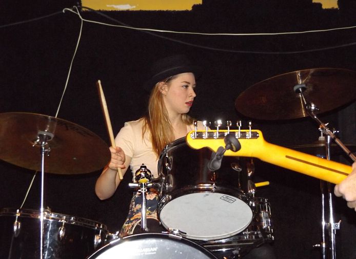 Sarah Papenheim als drummer.