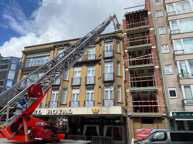 Gevel in aanbouw begeeft het onder de rukwinden in De Panne en valt op dak van hotel: “Gelukkig geen gewonden”