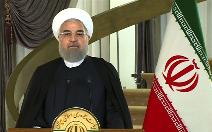 De Iraanse president Hassan Rouhani tijdens een live televisietoespraak vanavond.