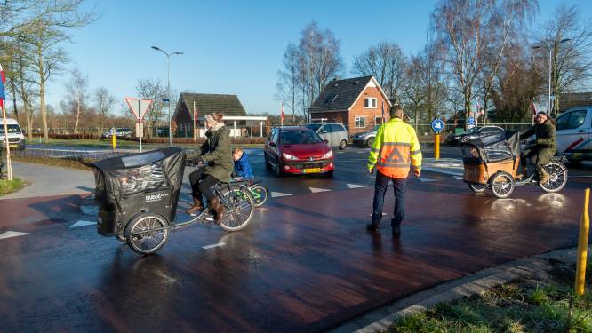 ‘Horrorkruising’ Putten wordt wéér aangepast, tot die tijd mogen verkeersregelaars de weg wijzen