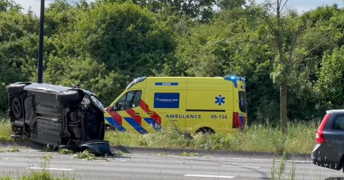 Auto belandt op zijkant na eenzijdig ongeval in Almelo: één persoon gewond.