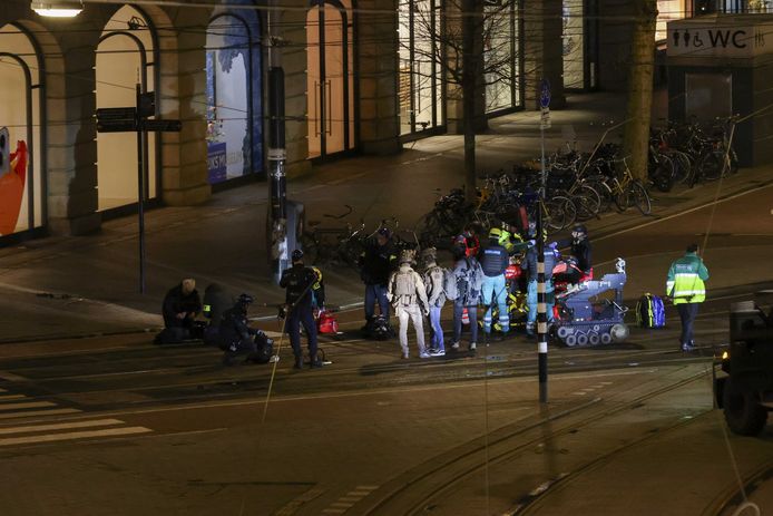 Ambulancemedewerkers bij een brancard kort na de beëindiging van de gijzeling in de Apple Store in Amsterdam.