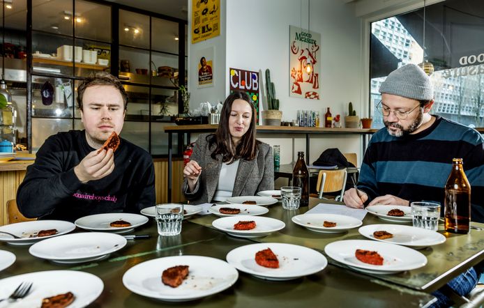Het panel proeft zorgvuldig. Vlnr: Snackspert Eke Bosman, Lieske van der Waals, hoofdredacteur van De Hippe Vegetariër en restaurateur Simon Parrott.