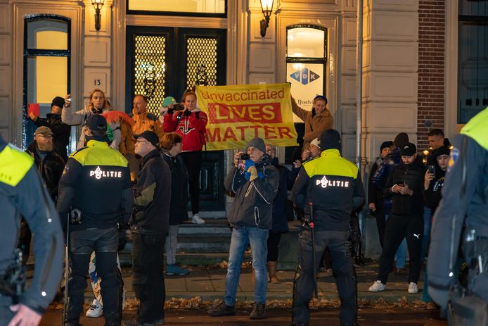 De demonstranten op de singel.