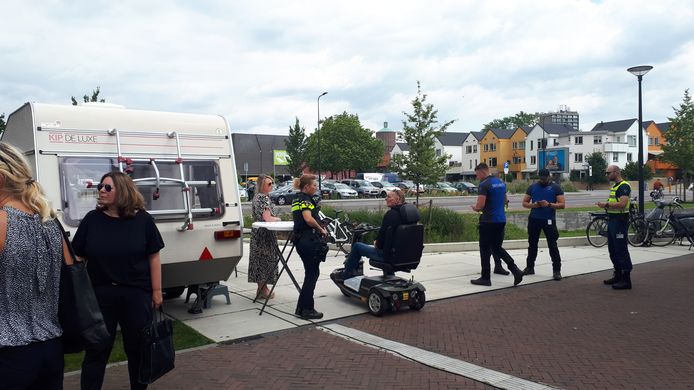 De caravan in de Van Lochemstraat waar buurtbewoners met klachten en vragen terecht kunnen.