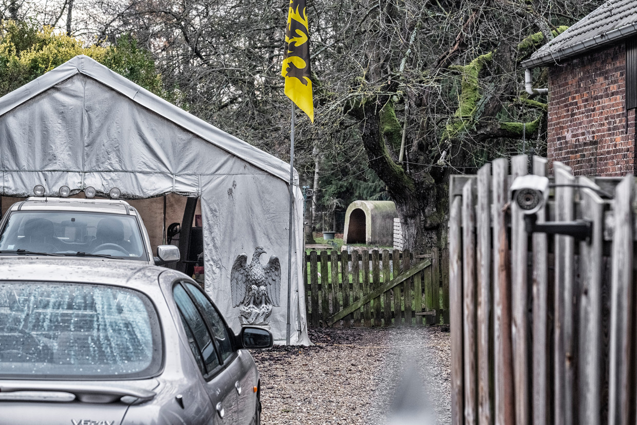 Onder het witte tentje staat de pick-uptruck die het nieuws haalde omdat er nazi-opschriften op staan. Beeld Tim Dirven