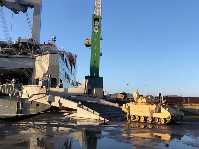 De tanks worden uitgeladen voor transport naar Polen en Litouwen.