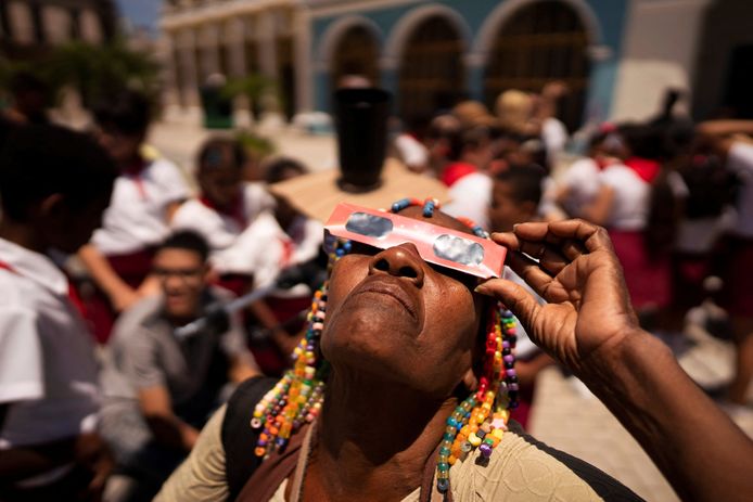 Een vrouw kijkt naar de zonsverduistering in Havana, Cuba.
