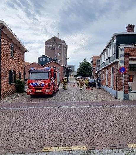 Brandweer rukt uit met groot materieel voor brand bij meelfabriek in Bredevoort 
