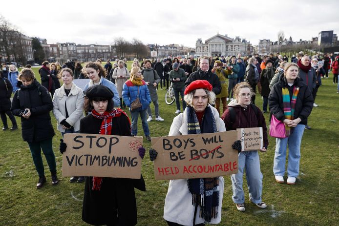 Demonstranten nemen deel aan de manifestatie tegen seksueel grensoverschrijdend gedrag onder de titel 'No blame, but change' op het Museumplein.
