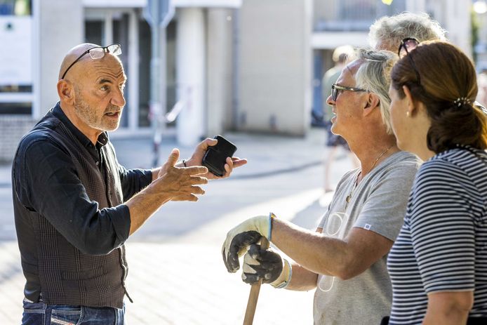Burgemeester Daan Prevoo van Valkenburg in gesprek met buurtbewoners.
