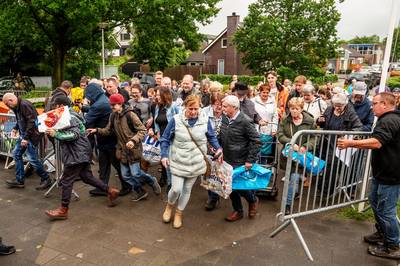 Burgemeester opent de jacht op pareltjes tijdens Zwaluwse rommelmarkt: ‘Is die ambtsketting ook te k
