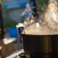 Wat is goedkoper, vlees sudderen op het gasfornuis of in de oven?