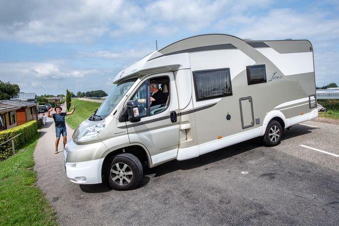 Een bestuurder van een camper moet straks een haarscherpe bocht maken om op camping de Grote Altena te komen.