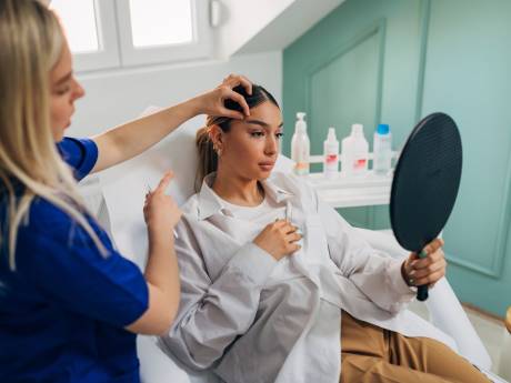 Opgeblazen lippen en strakke gezichten: steeds meer mensen brengen een bezoek aan de cosmetisch arts