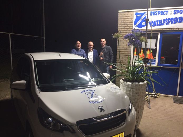 Vlnr Jan Willem Schel (sponsor), Kees Nederhoff (voorzitter) en Hans van de Spoel, winnaar van de auto.