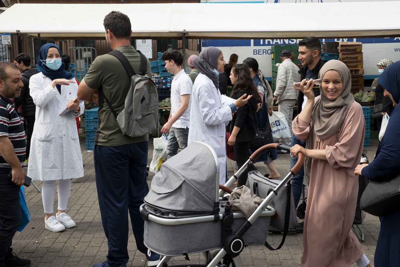 Ook geneeskundestudenten gingen in achterstandswijken in Rotterdam in witte jas de straat op om mensen te informeren over vaccinaties. Zoals hier in de Afrikaanderwijk.