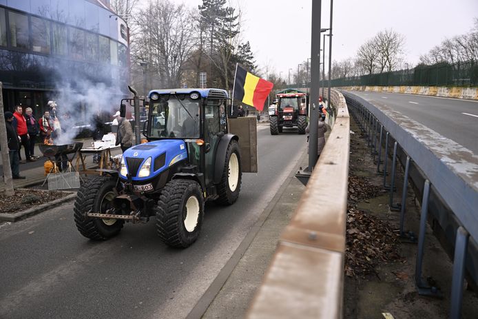 'Actiegroep Fruittelers' trok vandaag met de tractor naar Comeos in Oudergem. Ze ijveren voor een eerlijke prijs voor hun producten.