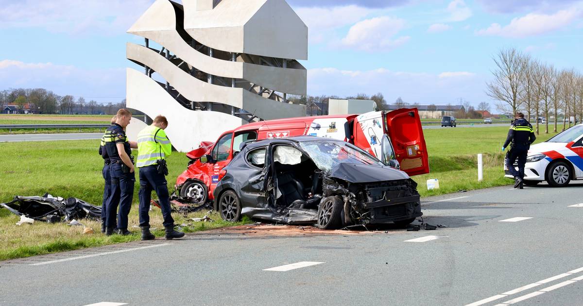 Drie gewonden bij harde botsing tussen auto en bestelbus bij Ens: Kamperweg volledig afgesloten.