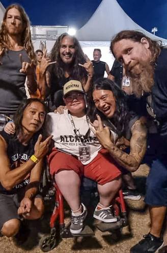 Amerikaanse metalhelden vervullen droom van rolstoelpatiënt Jason (15) op Alcatraz: “Ze hebben er in elk geval een diehard fan bij”