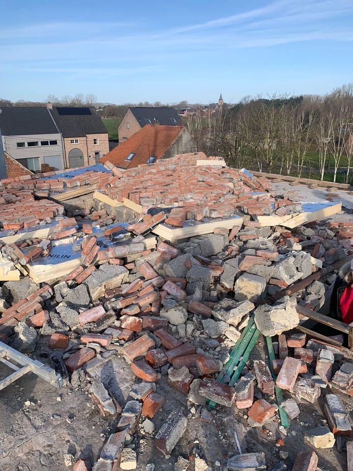 De woning in verbouwing van Shani en Ellert in Denderhoutem na de storm.