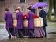 In de miezerregen wordt de vorig weekeinde overleden Paul Rüpp de Petruskerk binnengedragen.