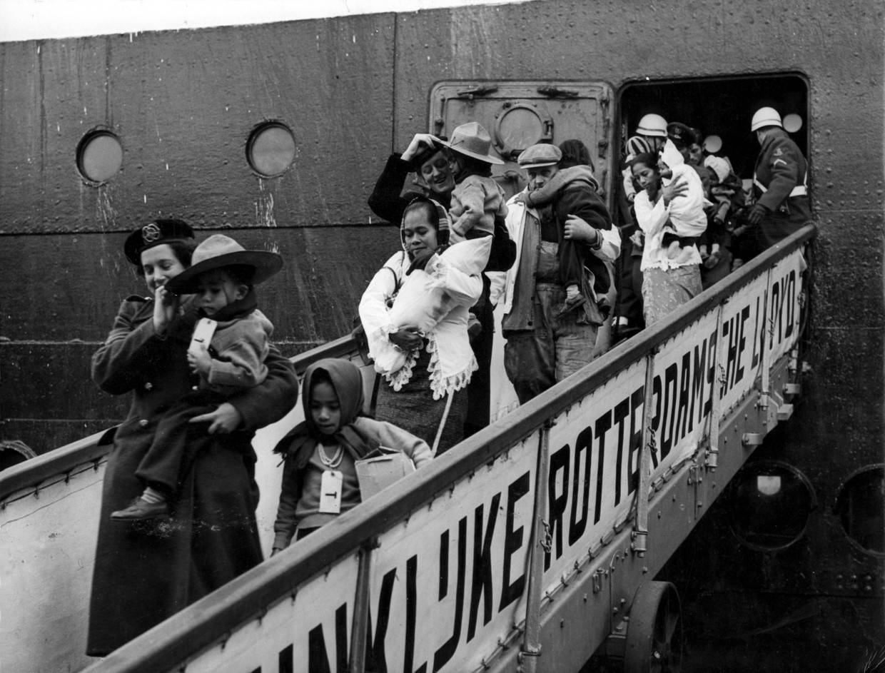 21 maart 1951: Ambonese kinderen en ouders, warm ingepakt, komen van het schip ‘Kota Inten’ aan in Rotterdam. 