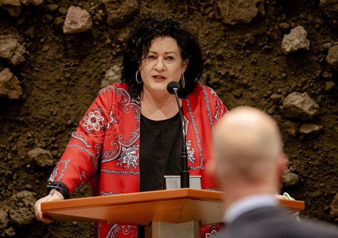 Caroline van der Plas verwerkt de boerenzakdoek graag in haar garderobe, zoals hier als vest.