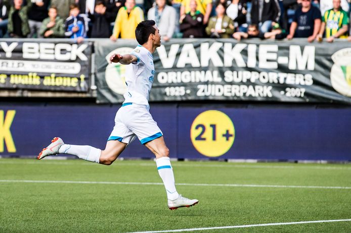 Hirving Lozano viert zijn goal tegen ADO Den Haag.