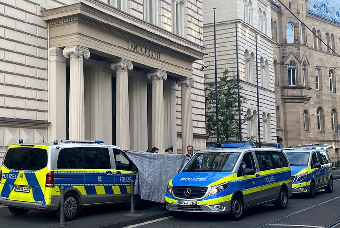 Politie heeft de buurt rond het gerechtsgebouw afgesloten.