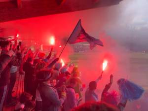 Ces supporters déchaînés débarquent par surprise pour soutenir un club choisi au hasard