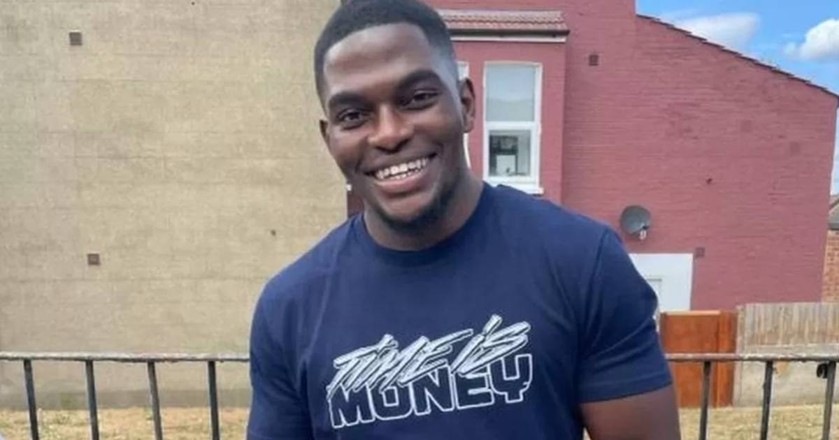 Лондонскому полицейскому предъявлено обвинение в непредумышленном убийстве 24-летнего чернокожего мужчины  снаружи