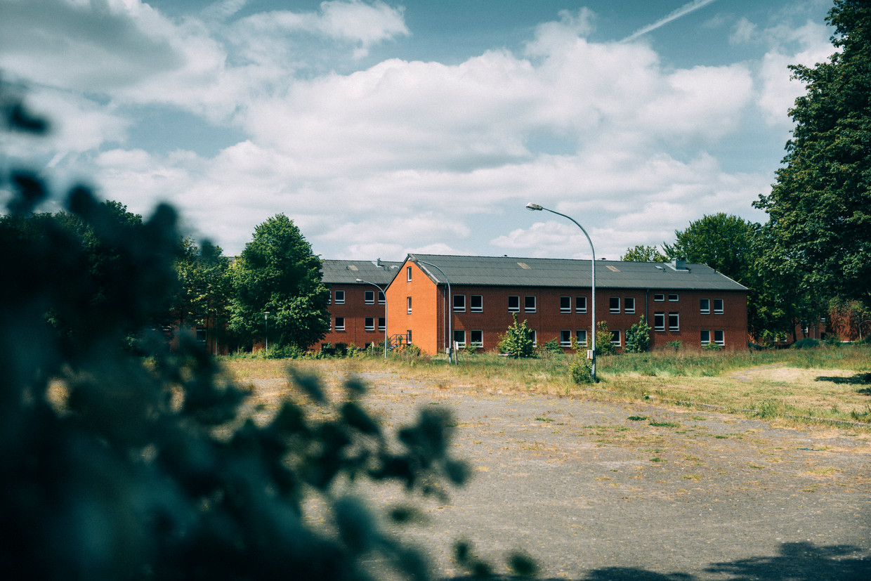 De oude kazerne in Bad Bramstedt, waar veelal Roemeense contractarbeiders wonen die voor de Nederlandse slachterij Vion werken. 82 van de 108 arbeiders bleken besmet met het coronavirus.  Beeld Marlena Waldthausen 