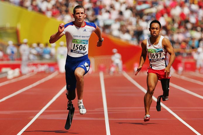 John McFall (links) met naast hem de Japanner Atsushi Yamamoto tijdens de finale van de 100 meter (klasse T42) op de Paralympische Spelen in Peking in 2008 waar de Brit brons pakte.