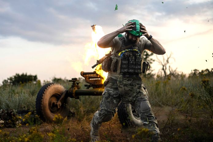 Een Oekraïense soldaat vuurt op de vijandelijke linies nabij Bachmoet.