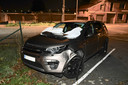 De beschadigde Land Rover Discovery werd voorlopig achtergelaten op de parking van een café, na het nachtelijke ongeval langs de Beverensestraat in Ardooie.