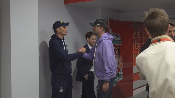 Handshake tussen Klopp en Blessin na de heenmatch op Anfield Road. Het respect tussen beiden is groot.