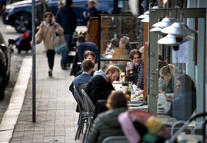 Zweedse cafés (zoals hier in hoofdstad Stockholm) en restaurants mochten gewoon openblijven.