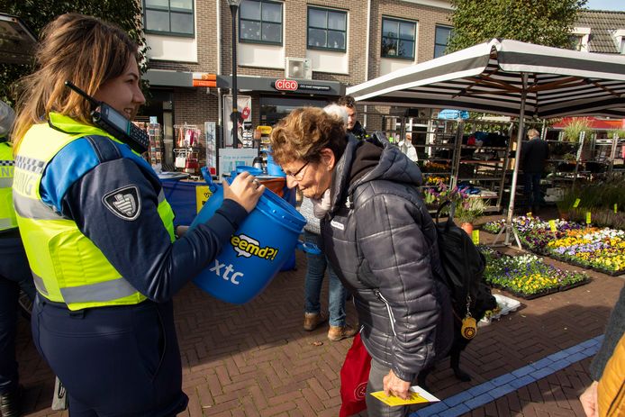 Bezoekers van de markt kunnen bij een speciale stand van de politie en gemeente Berkelland snuffelen aan XTC en andere chemische stoffen die in drugslabs gebruikt worden.