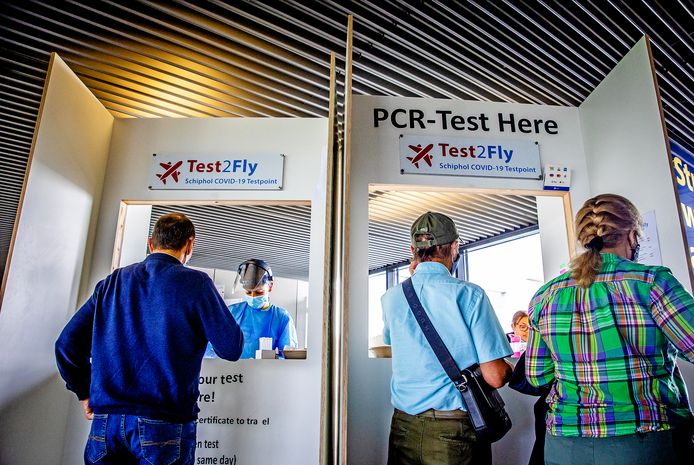 Reizigers laten zich testen.