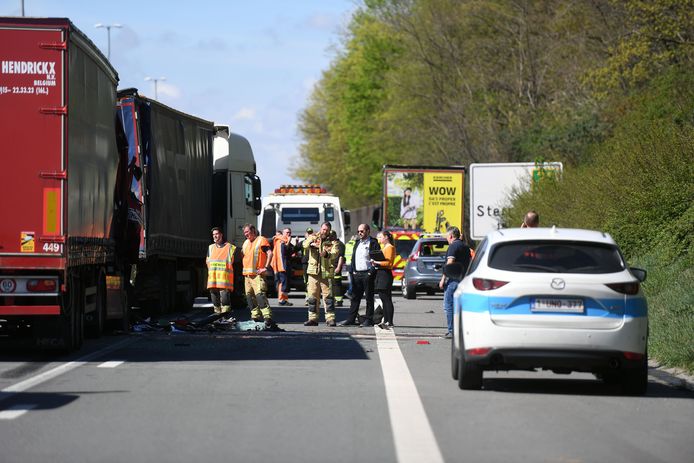 Vrachtwagenchauffeur overleden bij zwaar ongeval op E40 in Everberg